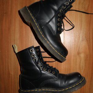 DOC MARTENS SIZE 8